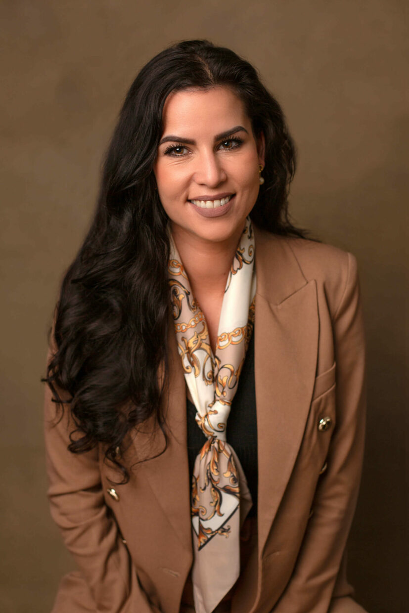 Portrait professionnel haut de gamme d’une directrice réalisé en studio par photographe à Metz et Luxembourg